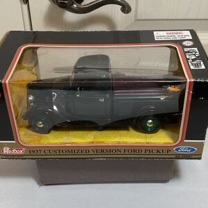 1/24 Scale 1937 Ford Pickup Model in Black and Green